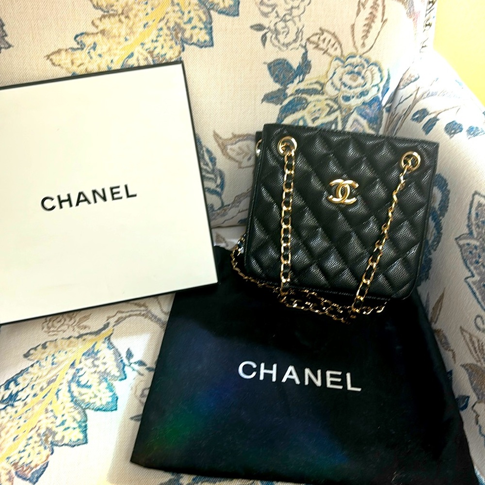 🎈Black SOLD 🎈quilted hand bag with double strap